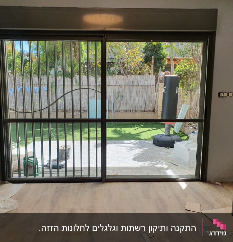 דלת הזזה מאלומיניום עם סורגים